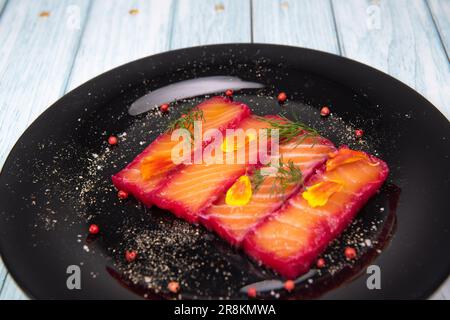 Rezept für Gravlax-Lachs mariniert mit Rüben und Avocado-Mayonnaise-Sauce Stockfoto