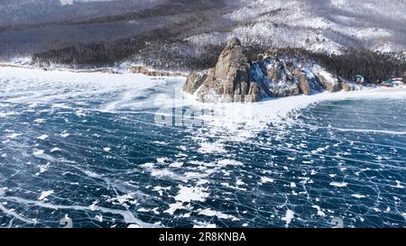 Ein Luftbild des gefrorenen Sees Baikal in Sibirien. Stockfoto