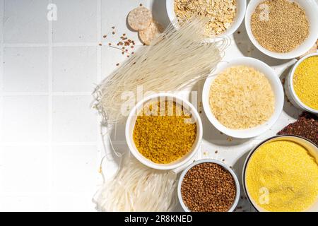 Auswahl an Vollkorngetreide glutenfreies Getreide. Verschiedene glutenfreie Getreidesorten: Reis, Buchweizen, Maisgroats, Quinoa, Hirse, Hafer, Buchweizen, Bulgu Stockfoto