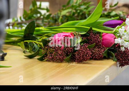 Strauß mit unterschiedlichem Blumenhintergrund Stockfoto