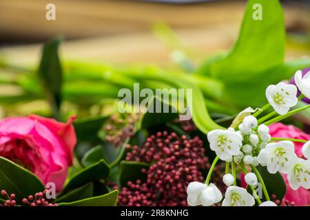 Strauß mit unterschiedlichem Blumenhintergrund Stockfoto