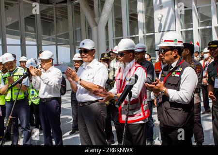 22. Juni 2023, Bandung, West-Java, Indonesien: Koordinierender Minister für Maritime und Investitionsangelegenheiten LUHUT BINSAR PANDJAITAN (C), Verkehrsminister BUDI KARYA SUMADI (C rechts), West-Java-Gouverneur RIDWAN KAMIL (R) hält nach dem Verlassen des Hochgeschwindigkeitszugs eine Rede bei der Inspektion am Bahnhof Tegalluar in Bandung. Der Hochgeschwindigkeitszug Jakarta-Bandung (KCJB) soll Mitte August in Betrieb genommen werden. Der Betreiber behauptet, das Projekt sei nun zu 91 Prozent abgeschlossen. Beim letzten Versuch erreichte der Zug die Höchstgeschwindigkeit von 385 km/h. (Kreditbild: © Algi Febri Sug Stockfoto