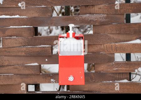 Handdesinfektionsmittel auf Ständen in Parks im Winter in der Ukraine während einer Pandemie Stockfoto