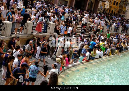 Am Trevi-Brunnen in Rom, Italien, versammeln sich Menschenmassen Stockfoto