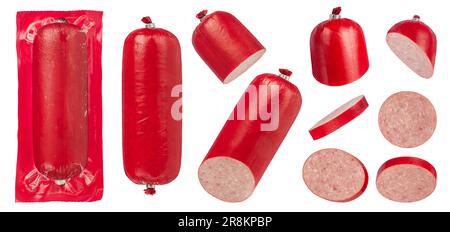 Wurstsalami auf einem weißen isolierten Hintergrund. Eine große Auswahl an heißer, geräucherter Wurstsalami, verschiedene Schneidemethoden. Stockfoto