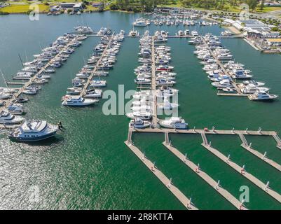 Luftaufnahme von Booten, die vor Anker in einem Yachthafen in Southport an der Gold Coast in Queensland in Australien stehen Stockfoto