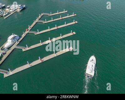 Luftaufnahme eines einsamen Kreuzfahrtschiffs vorbei an leeren Pontons in Southport an der Gold Coast in Queensland in Australien Stockfoto