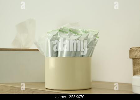 Verschiedene Damenhygieneprodukte auf Holzregal, Nahaufnahme Stockfoto