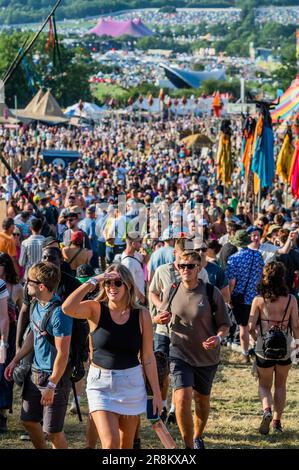 Glastonbury, Großbritannien. 21. Juni 2023. Zelte und Menschenmassen - das Glastonbury Festival 2023, Worthy Farm, Glastonbury. Kredit: Guy Bell/Alamy Live News Stockfoto