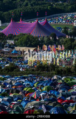 Glastonbury, Großbritannien. 21. Juni 2023. Zelte und Menschenmassen - das Glastonbury Festival 2023, Worthy Farm, Glastonbury. Kredit: Guy Bell/Alamy Live News Stockfoto