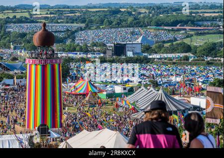 Glastonbury, Großbritannien. 21. Juni 2023. Zelte und Menschenmassen - das Glastonbury Festival 2023, Worthy Farm, Glastonbury. Kredit: Guy Bell/Alamy Live News Stockfoto