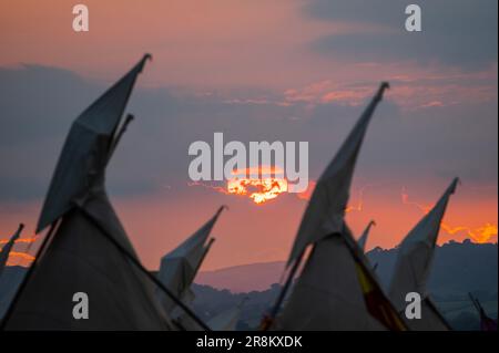 Glastonbury, Großbritannien. 21. Juni 2023. Beobachten Sie den Sonnenuntergang vom Hügel - das Glastonbury Festival 2023, Worthy Farm, Glastonbury. Kredit: Guy Bell/Alamy Live News Stockfoto