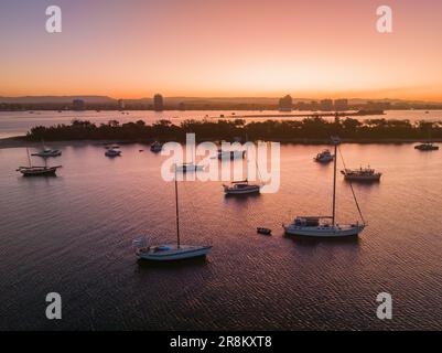 Luftaufnahme von Prahlerei und Yachten vor Anker in einer ruhigen Bucht während der Abenddämmerung in Southport an der Gold Coast in Queensland in Australien Stockfoto