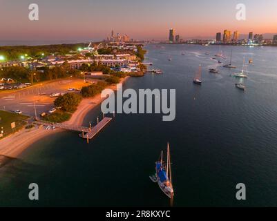 Luftaufnahme von Prahlerei und Yachten vor Anker in einer ruhigen Bucht während der Abenddämmerung in Southport an der Gold Coast in Queensland in Australien Stockfoto