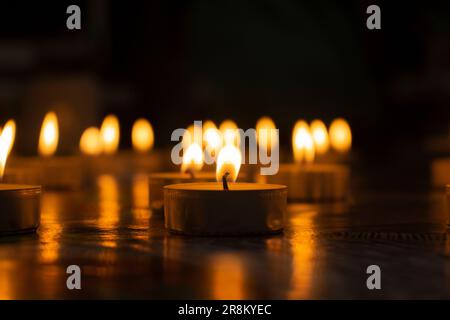 Hellgelbe kleine Kerzen am Abend Stockfoto