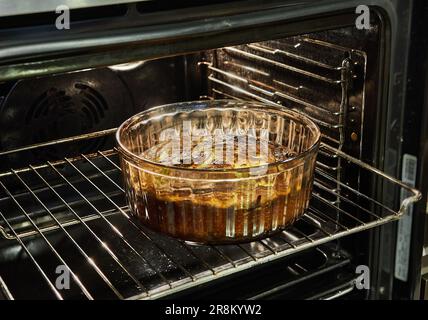 Blumenkohlsoufflé in einer transparenten Schüssel im Ofen nach dem Backen. Stockfoto