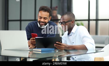 Geschäftsmann mit Laptop am Schreibtisch im Büro beschäftigt Stockfoto