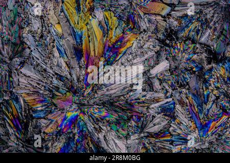 Zuckerkristalle, die mit polarisiertem Licht und großer Vergrößerung fotografiert werden, erzeugen eine originelle Farbpalette Stockfoto