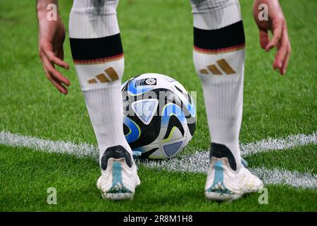 Ein internationales Freundschaftsspiel: Veltins Arena Gelsenkirchen: Deutschland gegen Kolumbien; deutscher Spieler setzt den offiziellen Spielball für die Euro 2024 in die Ecke Stockfoto