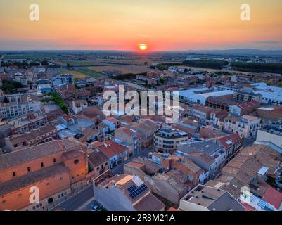 Luftaufnahme der Stadt Mollerussa bei Sonnenuntergang (Pla d'Urgell, Lleida, Katalonien, Spanien) ESP: Vista aérea de la ciudad de Mollerussa al atardecer Stockfoto