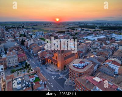 Luftaufnahme der Stadt Mollerussa bei Sonnenuntergang (Pla d'Urgell, Lleida, Katalonien, Spanien) ESP: Vista aérea de la ciudad de Mollerussa al atardecer Stockfoto