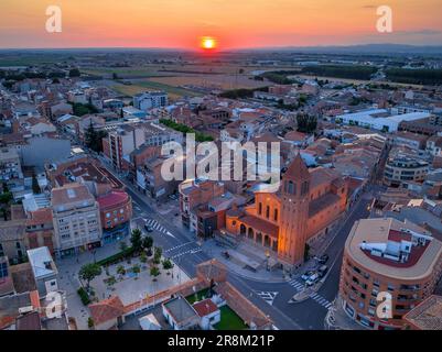 Luftaufnahme der Stadt Mollerussa bei Sonnenuntergang (Pla d'Urgell, Lleida, Katalonien, Spanien) ESP: Vista aérea de la ciudad de Mollerussa al atardecer Stockfoto