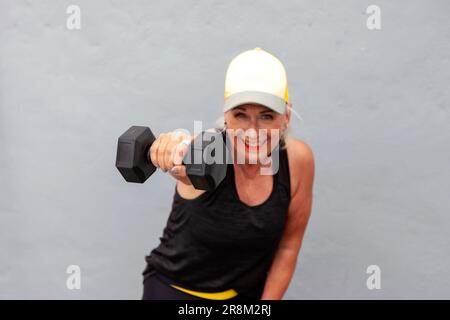 Porträt einer anständigen Seniorin mit coolem Haarschnitt und Kurzhanteln Stockfoto
