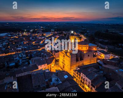 Luftaufnahme der Stadt Les Borges Blanques bei Dämmerung und Nacht (Les Garrigues, Lleida, Katalonien, Spanien) ESP Vista aérea de las Borges Lérida Stockfoto