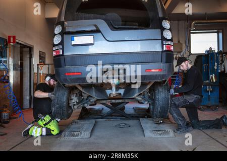 Mechaniker in der Garage wechseln Reifen am Auto Stockfoto