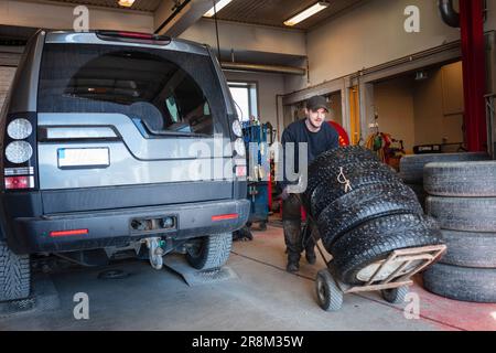 Ansicht des Mechanikers beim Reifenwechsel in der Garage Stockfoto