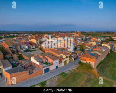 Blick aus der Vogelperspektive auf das Dorf Golmés bei Sonnenuntergang (Pla d'Urgell, Lleida, Katalonien, Spanien) ESP: Vista aérea del pueblo de Golmés al atardecer (Lérida) Stockfoto