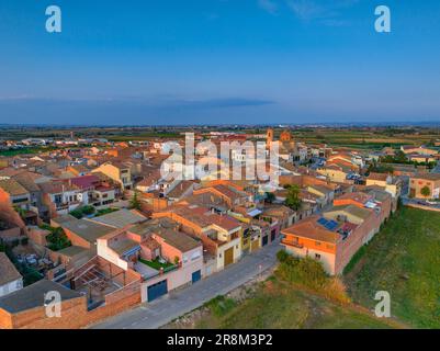 Blick aus der Vogelperspektive auf das Dorf Golmés bei Sonnenuntergang (Pla d'Urgell, Lleida, Katalonien, Spanien) ESP: Vista aérea del pueblo de Golmés al atardecer (Lérida) Stockfoto