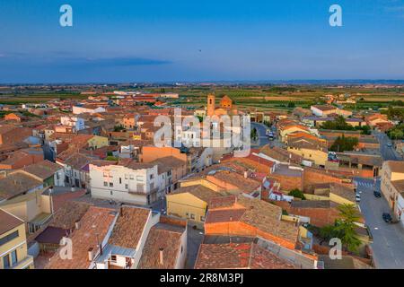 Blick aus der Vogelperspektive auf das Dorf Golmés bei Sonnenuntergang (Pla d'Urgell, Lleida, Katalonien, Spanien) ESP: Vista aérea del pueblo de Golmés al atardecer (Lérida) Stockfoto