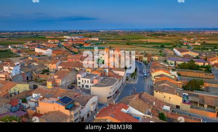 Blick aus der Vogelperspektive auf das Dorf Golmés bei Sonnenuntergang (Pla d'Urgell, Lleida, Katalonien, Spanien) ESP: Vista aérea del pueblo de Golmés al atardecer (Lérida) Stockfoto