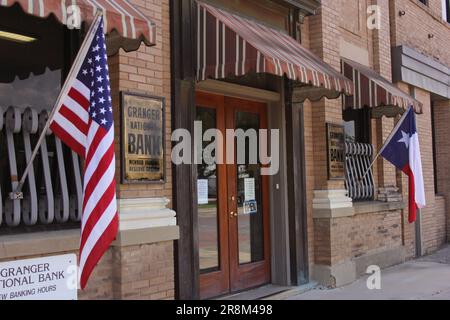 Granger TX: 7. Juni 2023 - historisches Bankgebäude in der Innenstadt von Granger Texas Stockfoto