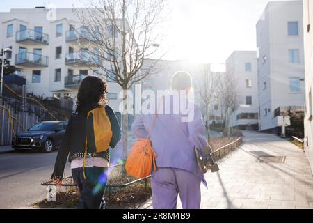 Rückansicht von Freundinnen oder schwulen Paaren, die zusammen gehen Stockfoto