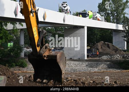 Prag, Tschechische Republik. 22. Juni 2023. Belastungsprüfung an der neuen HolKa (Stvanice)-Fußbrücke in Prag, Tschechische Republik, 22. Juni 2023. Kredit: Michal Kamaryt/CTK Photo/Alamy Live News Stockfoto