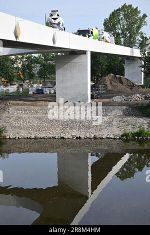 Prag, Tschechische Republik. 22. Juni 2023. Belastungsprüfung an der neuen HolKa (Stvanice)-Fußbrücke in Prag, Tschechische Republik, 22. Juni 2023. Kredit: Michal Kamaryt/CTK Photo/Alamy Live News Stockfoto