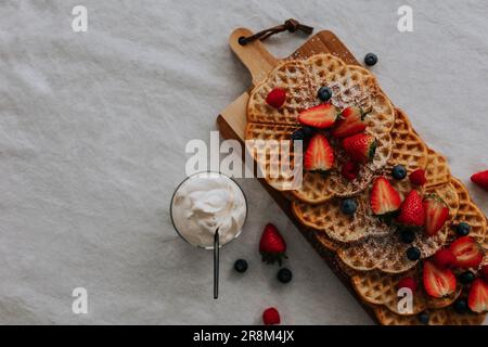 Blick von oben auf Waffeln mit Obst Stockfoto