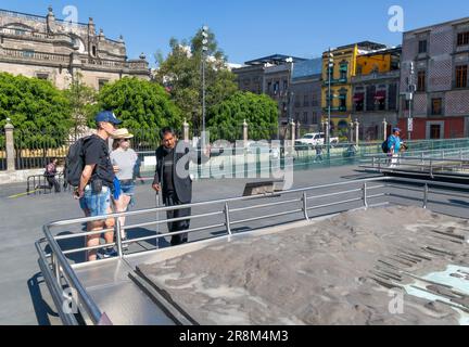 Reiseleiter und Touristen am Modell von La Cuenca de Mexico, Templo Mayor, Mexico City, Mexiko Stockfoto