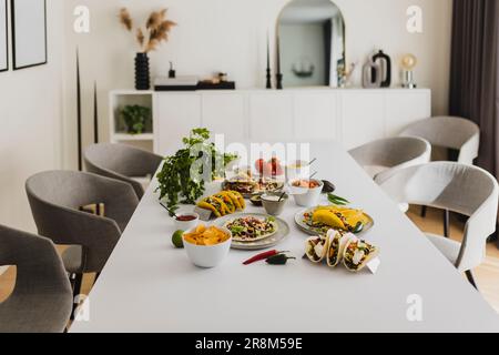 Gesundes Festmahl mit verschiedenen mexikanischen Speisen auf dem Tisch Stockfoto