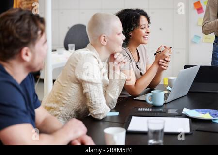 Gruppe von Geschäftsleuten, die an einem Geschäftstreffen im Büro teilnehmen Stockfoto