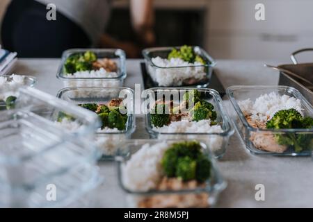 Identische Lunchboxen auf der Küchentheke als Teil der Essensvorbereitung Stockfoto