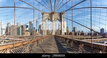 Die Brooklyn Bridge in der Skyline von New York City in Manhattan mit dem Wolkenkratzer des World Trade Center, der durch die USA reist Stockfoto
