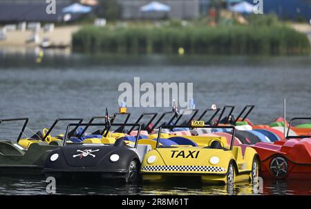 Krakau, Polen. 22. Juni 2023. Kanu Sprint. Europäische Spiele 2023. Kryspinow Waterway. Krakau. Ein Taxi und ein Piratenboot auf dem See während der Kanufahrveranstaltung bei den Europaspielen 2023 in Krakau, Polen. Kredit: Sport In Pictures/Alamy Live News Stockfoto