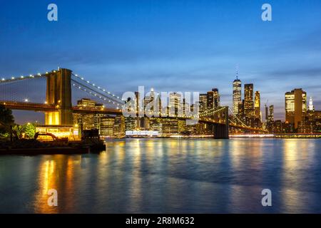 New York City Skyline von Manhattan mit Brooklyn Bridge und dem Wolkenkratzer des World Trade Center in der Dämmerung der USA Stockfoto