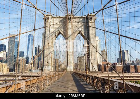 Die Brooklyn Bridge in der Skyline von New York City in Manhattan mit dem Wolkenkratzer des World Trade Center, der durch die USA reist Stockfoto
