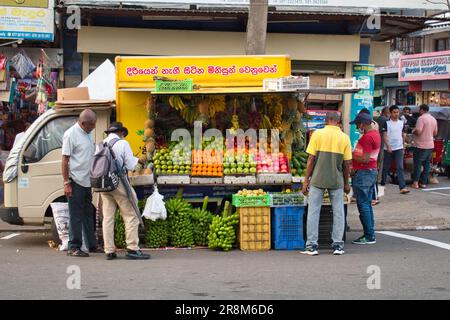 Obst und Gemüse zum Verkauf in einem mobilen Geschäft in Kandy im Zentrum Sri Lankas. Stockfoto