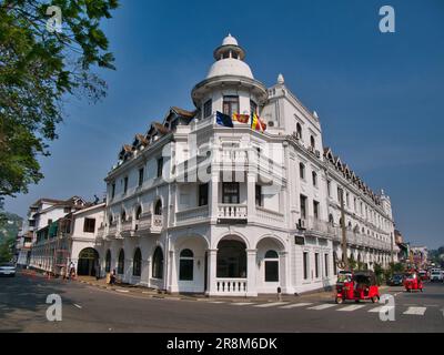 Die Fassade des Queen's Hotel in Kandy, Sri Lanka. Ein 80-Sterne-Hotel im britischen Kolonialstil. Ein ehemaliger Gouverneur und über 160 Yen Stockfoto