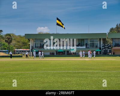 Cricketspieler und Gebäude im Galle International Stadium in Galle im Süden Sri Lankas. An einem sonnigen Tag aufgenommen. Stockfoto